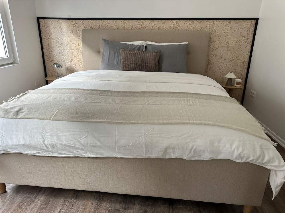 Modern 1BR plus LR Apt Near Gravensteen