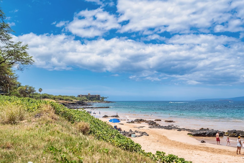Haleakala Shores A-301 - Golden Sand Beaches, Ocean Views, Sleeps 6, Split AC!