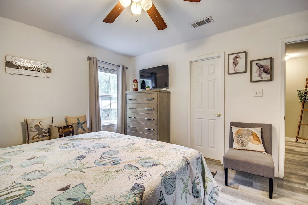 < 1 Mi to Waveland Beach: Spacious Family Home