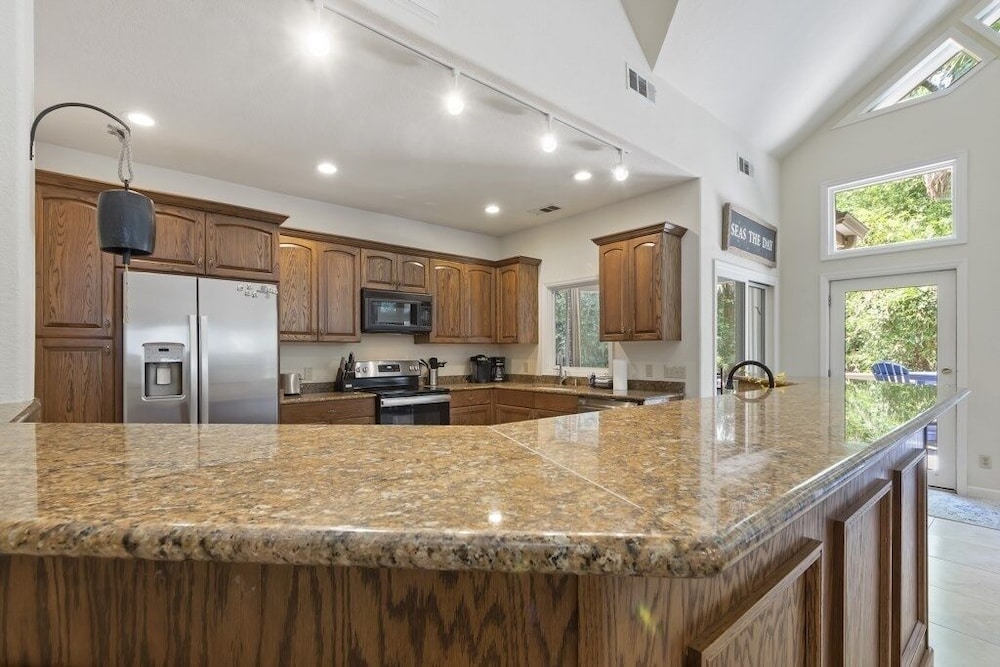 57 Lawton Rd. / Sea Pines / Pet Friendly 4 Bedroom Home