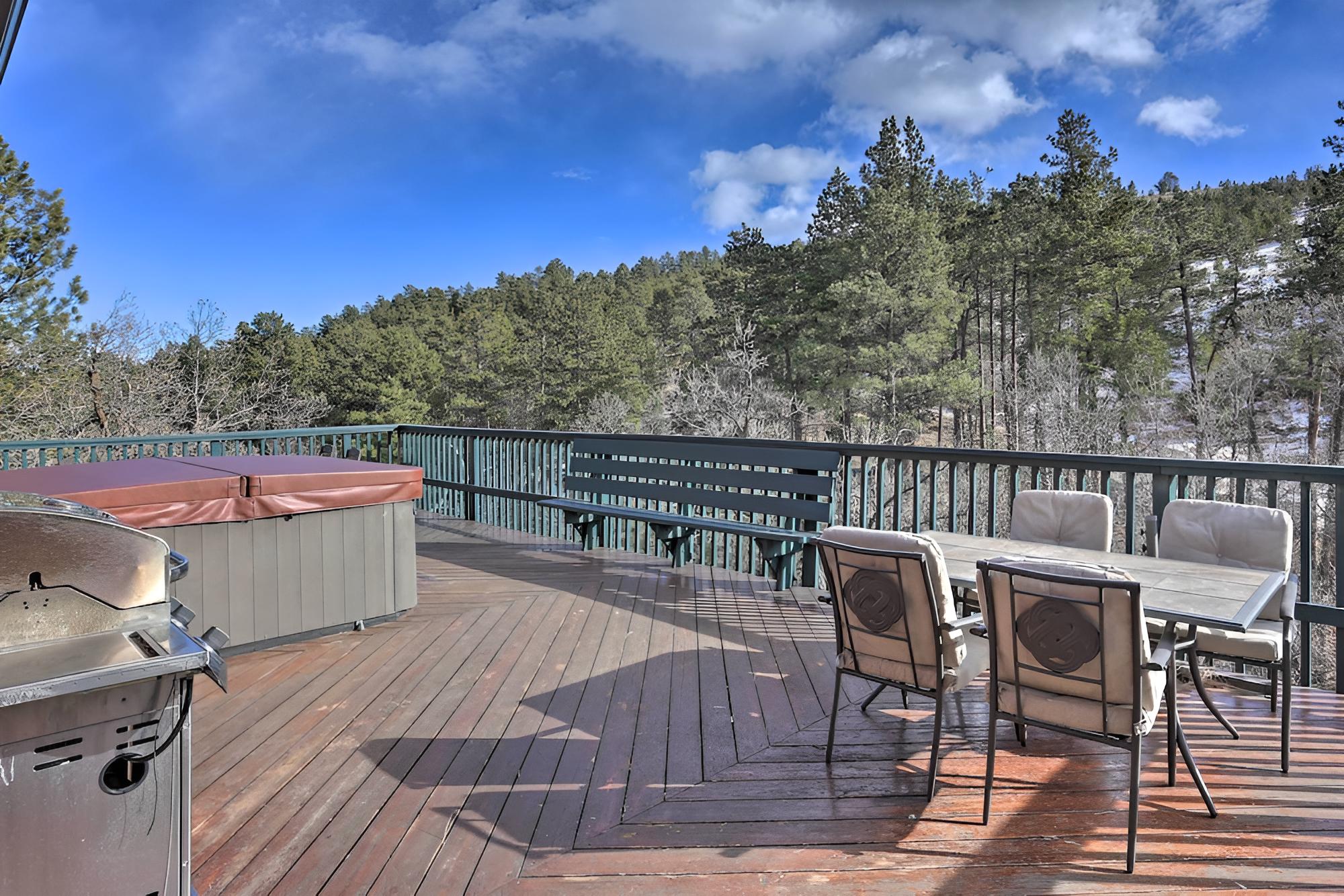 Whitewood Cabin: Deck, Gas Grill & Hot Tub! view 2