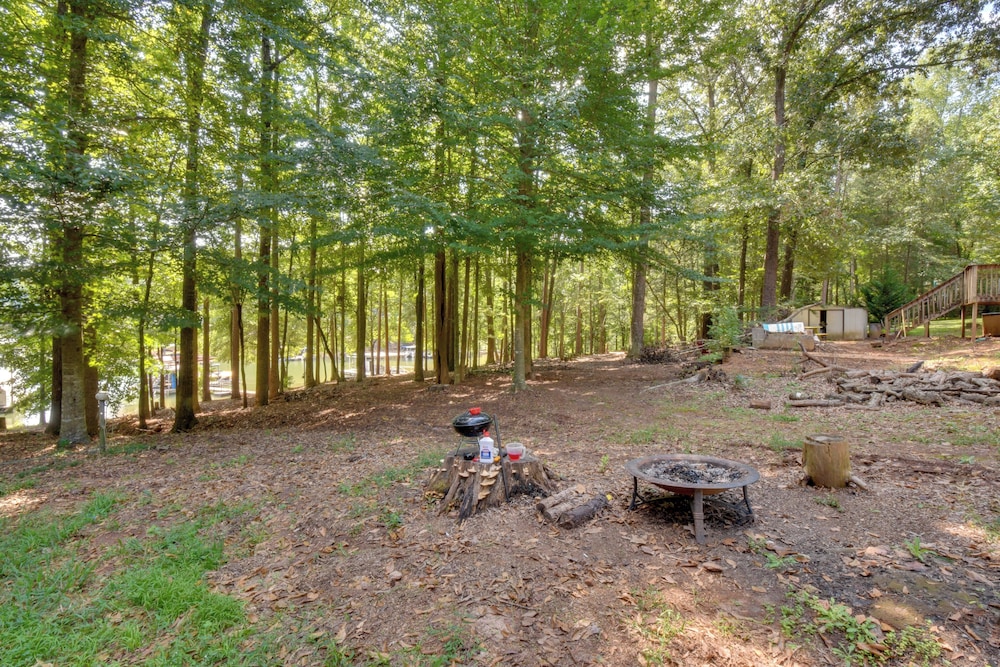 Peaceful Lake Hartwell Hideaway w/ Boat Dock! - Property Image 12