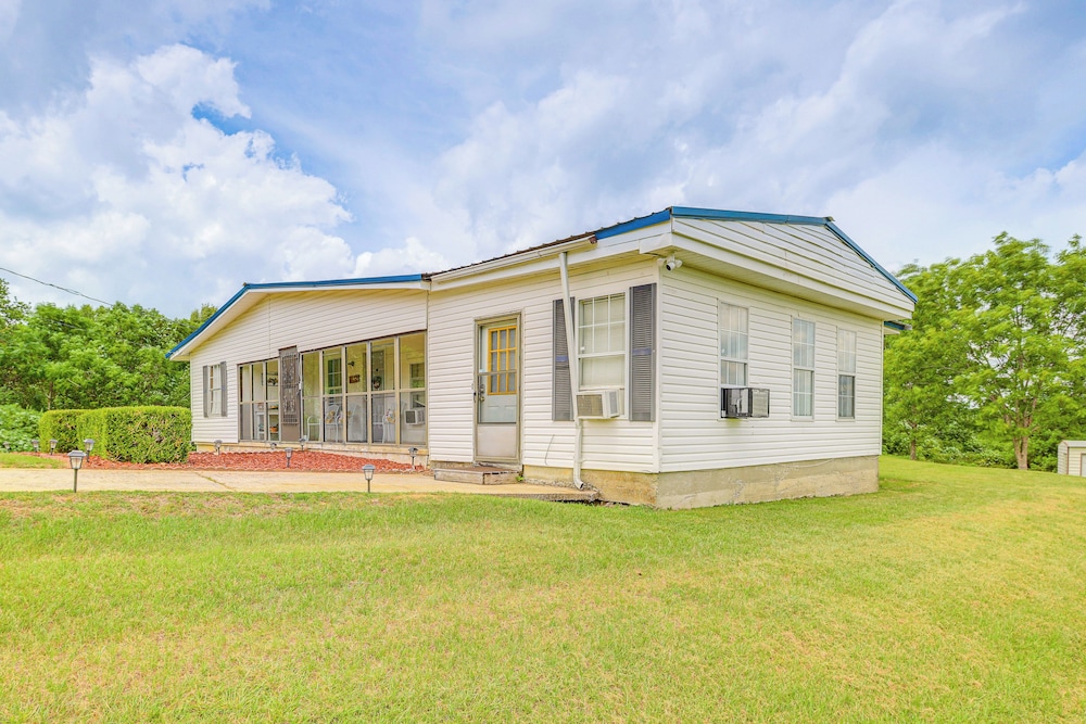 Clanton Cottage w/ Charcoal Grill & Porch!