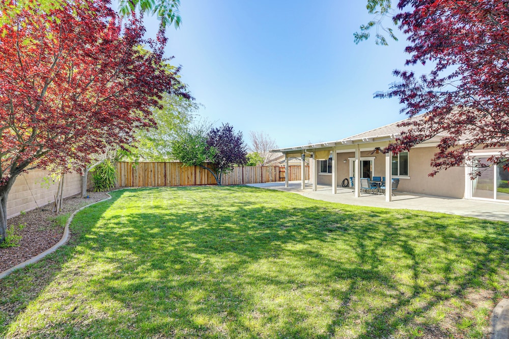 7 Mi to Dtwn: Home w/ Fenced Yard in Roseville!