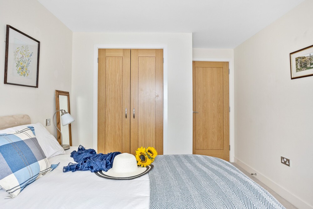 B6 Masts in Torquay With 3 Bedrooms and 2 Bathrooms