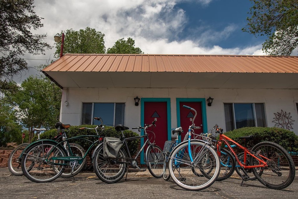 Circle R Motel