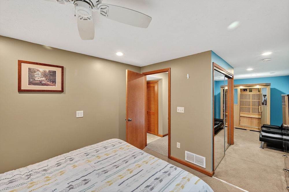 Cozy Retreat With Hot Tub In Peaceful Goshen 4 Bedroom Home