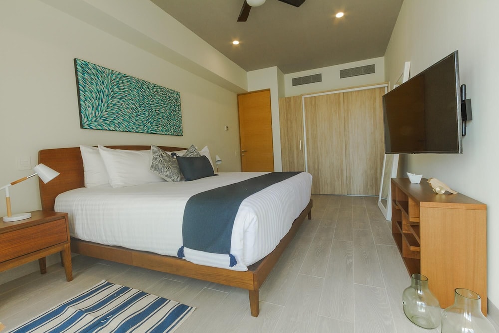 Entire Modern Apartment 2 min Walk to the Beach Private Rooftop Pool view 2