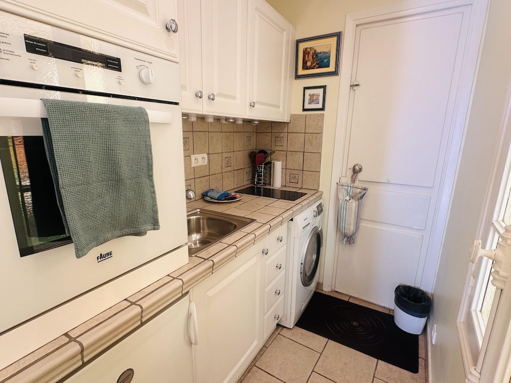 Very Charming Studio Apartment on Port in Cannes a Short Walk to Palais With Aircon and Internet - 411
