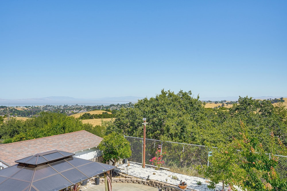 Bay & Hill Views: Modern Hercules Home
