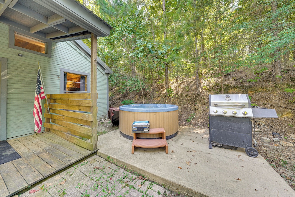 3 Mi to Beavers Bend State Park: Hot Tub Hideaway!