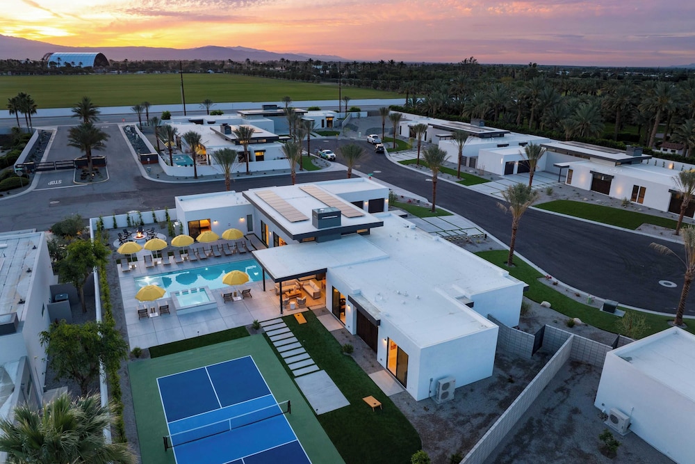 Sleeps 34 2 Villas, Pool, Pickleball + Bocce Polo Villas Elara by Avantstay