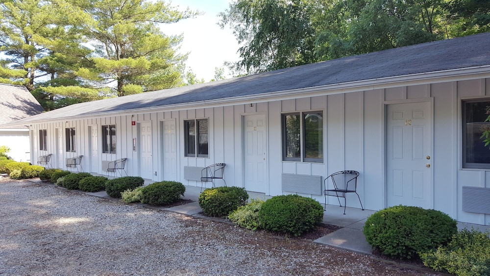 Captain's Quarters Motel - Property Image 25