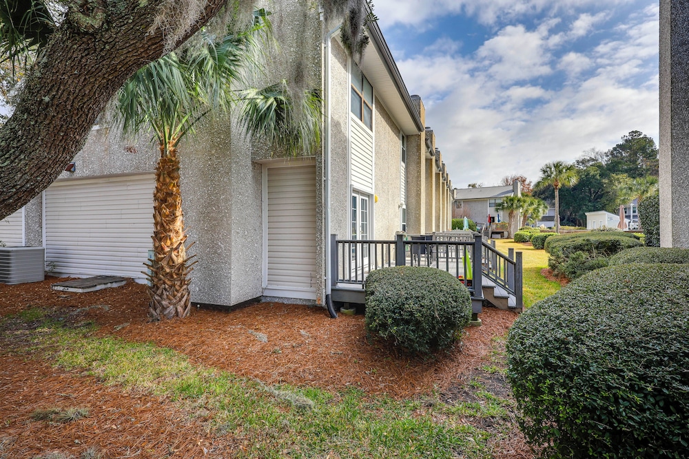 3 Mi to St Simons Beach: Gem w/ Pool Access & Deck