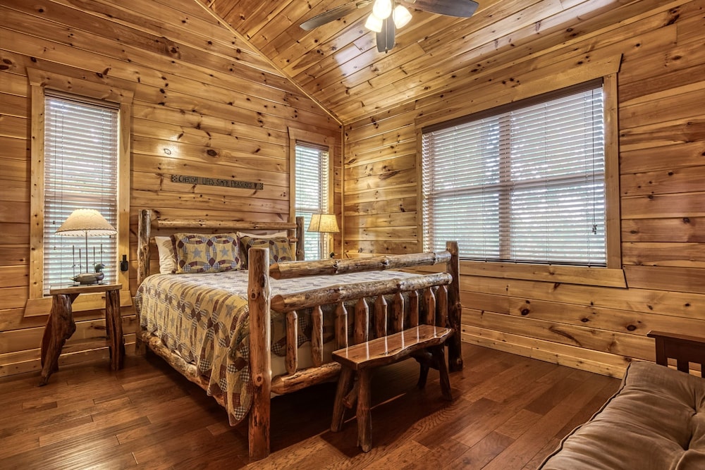 Grand View Lodge Panoramic Views Hot Tubs Game Room Theater Sleeps 56 Guests