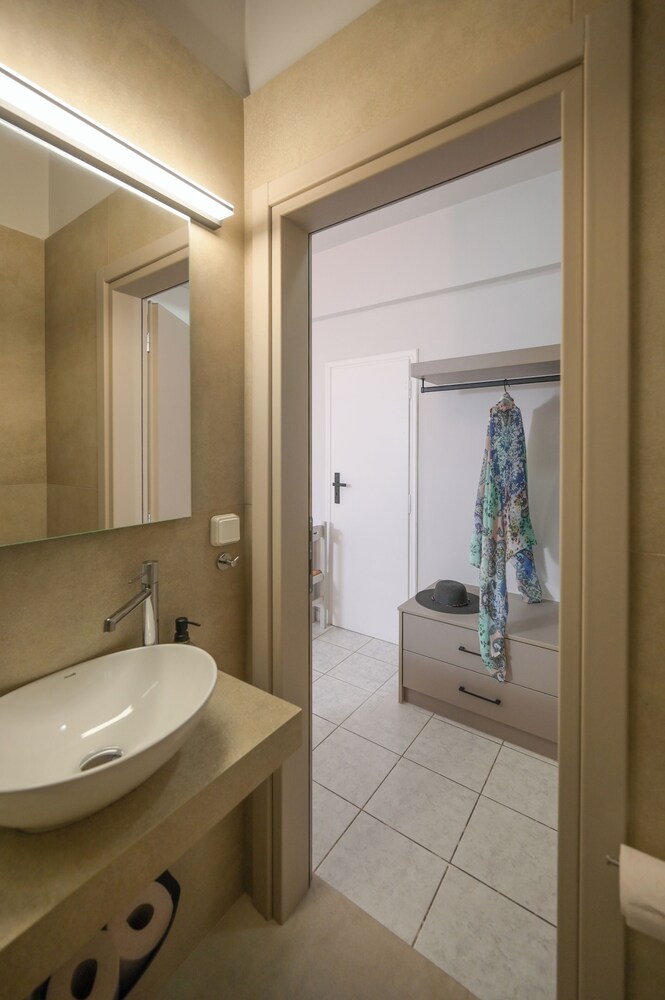 Antonis Apts - Physio Fitness Retreats