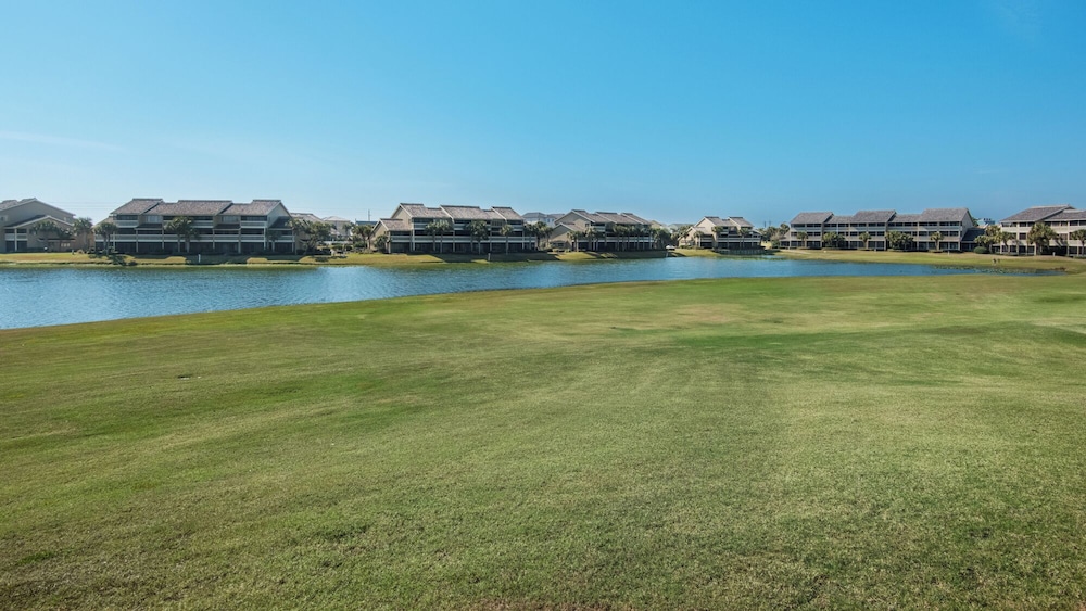 Sleeps 8 w/ Resort Pools, Tennis, Golf & Beach Access + Attraction Tickets!