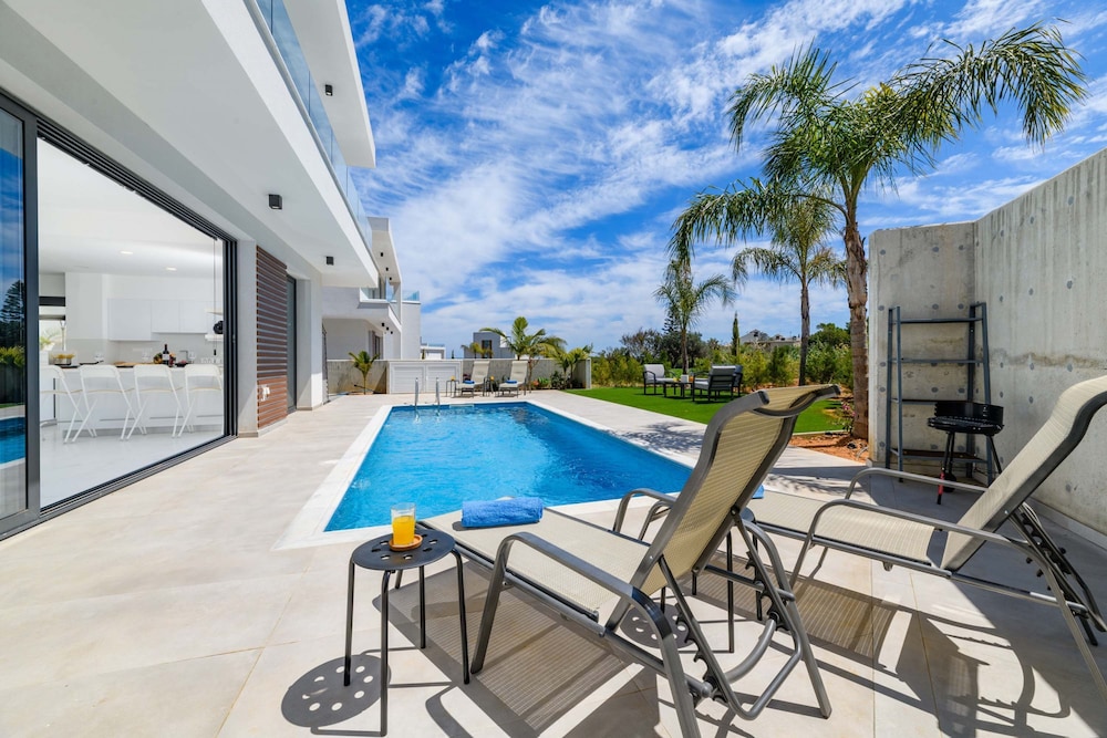 By The Beach Royal Sapphire Villa