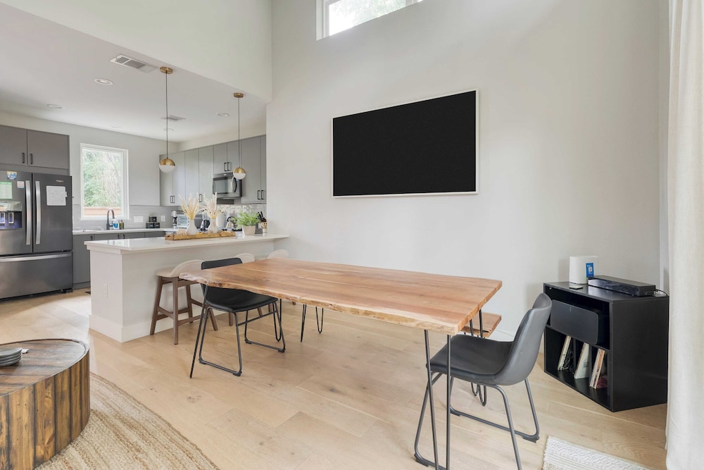 Private Pool, Firepit, Patio Steps to East Austin Dining, Music, Art, Murals