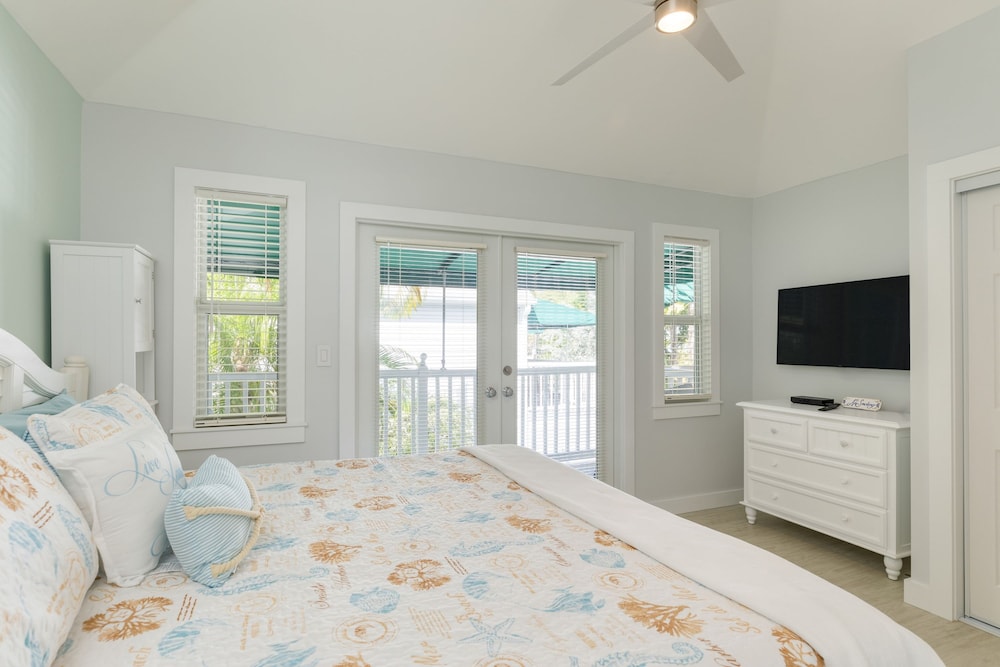 Bahamian Reed by Avantstay Walk to Everything w Community Pool Week Long Stays Only