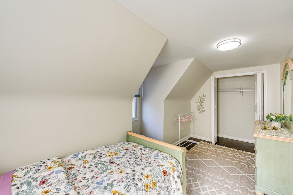 6 Mi to Downtown - Spacious Home in Pittsburgh!
