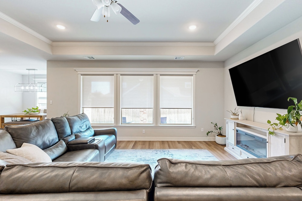 3BR Cozy Home w/ Enclosed Backyard & W/D