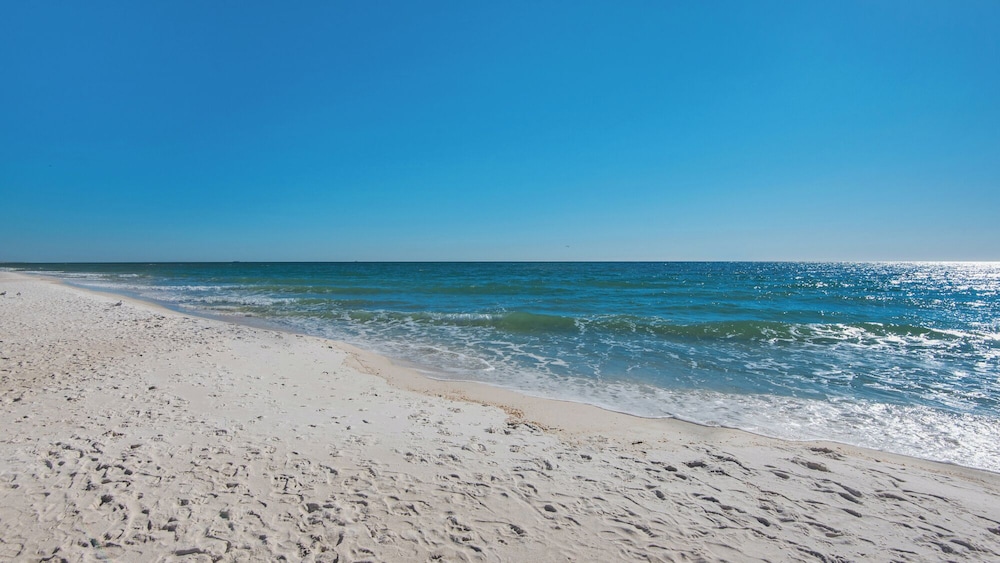 Beachfront Corner Unit w/ Wrap-around Balcony, Close to Attractions!