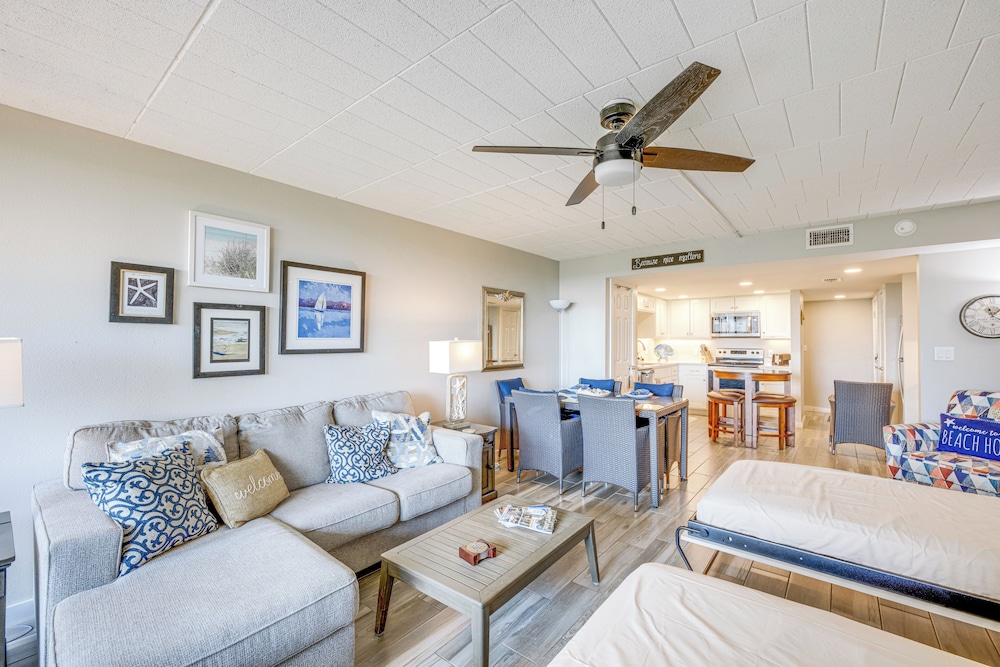 Steps to Beach & Boardwalk: Condo in Port Aransas!