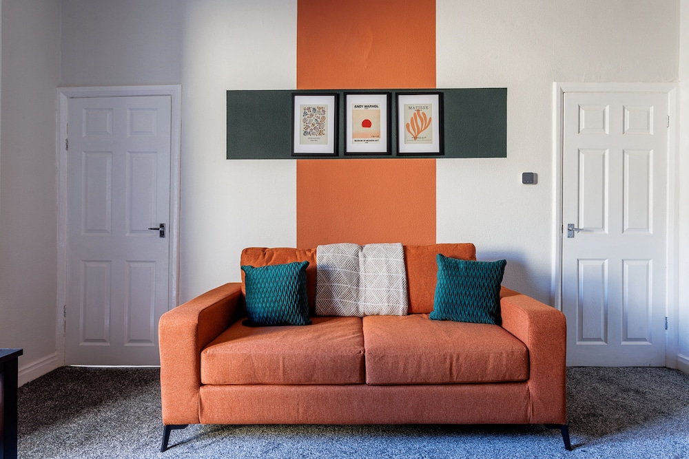 Darlington 4Bd Home: Modern Comfort & Free Parking