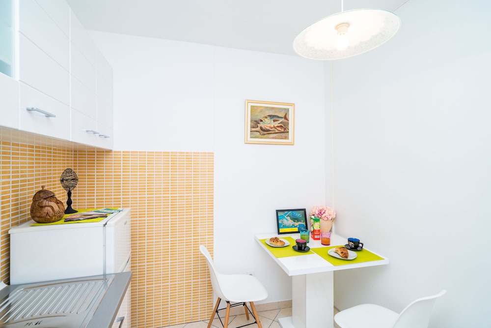 Jele Rooms