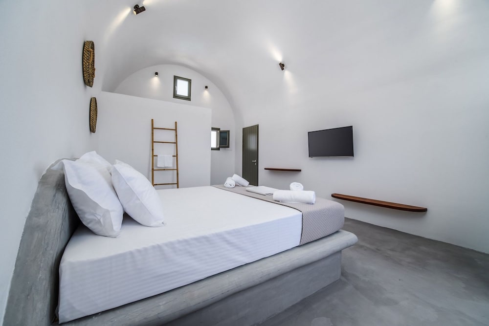 Amethyst Luxury Suites - Oia Junior Suite