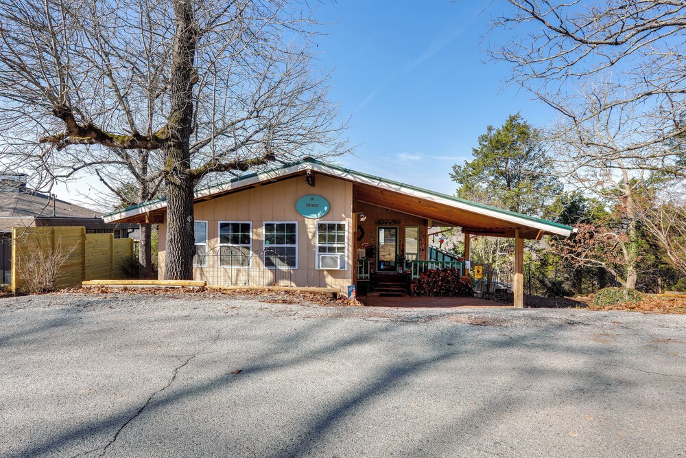 'the Treehouse' in Cherokee Village: Deck & Views