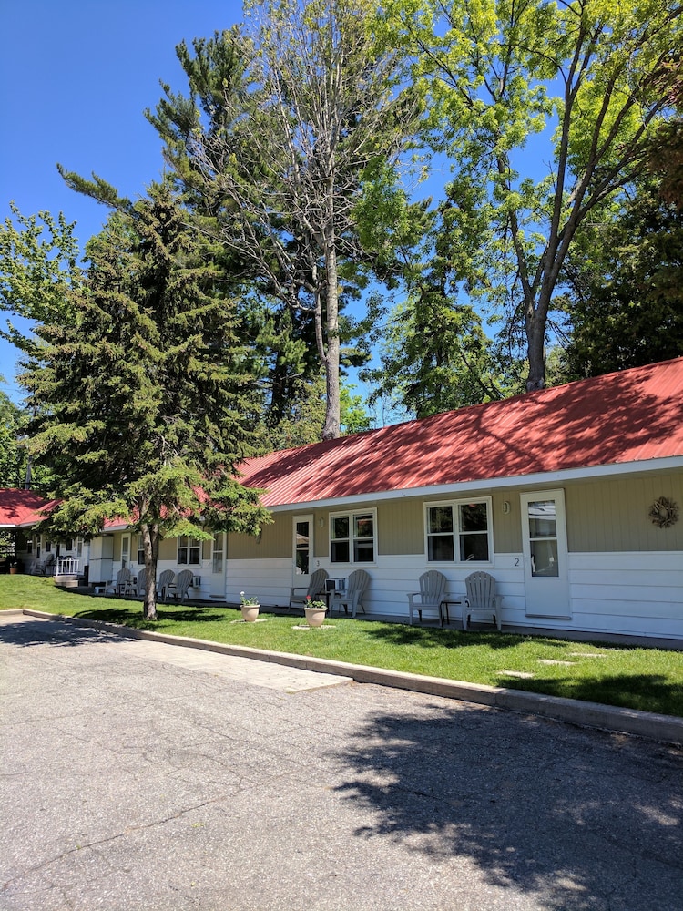 Balm Beach Resort & Motel