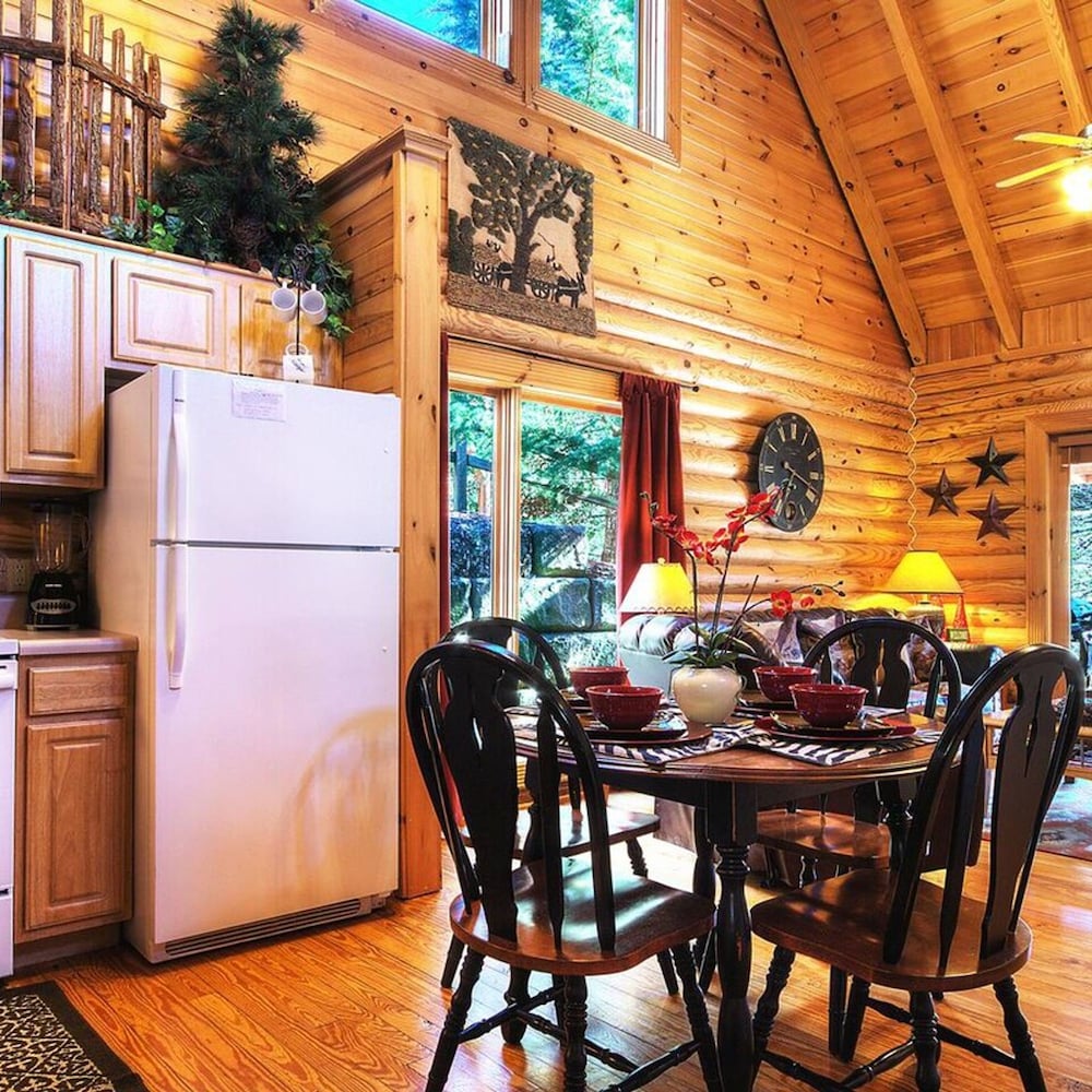 Gorgeous Cabin Hot Tub Fireplace Great Location view 5