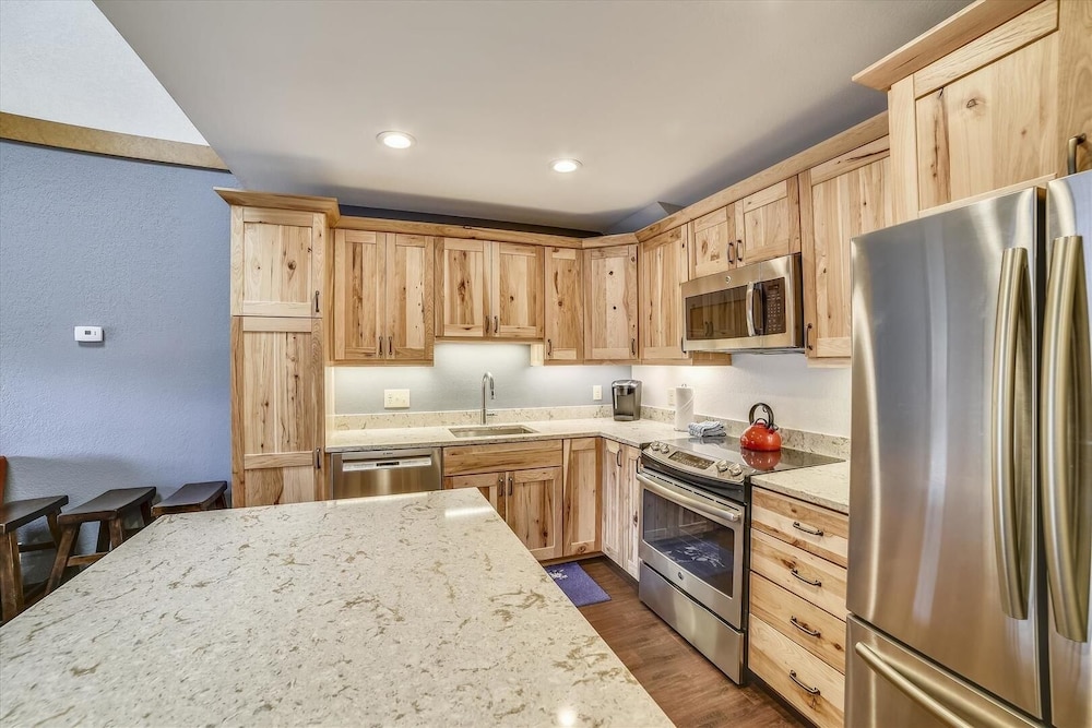 Mountainside 316g 2 Bedroom Condo by RedAwning
