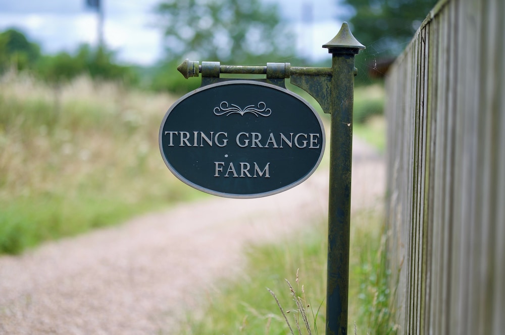 Tring Grange Cottage - Sleeps 2 - Onsite Parking
