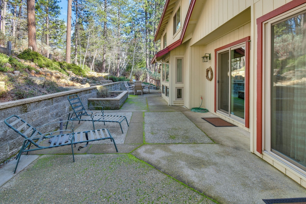 Hot Tub + Pool Table: Cabin Near Calaveras Park!
