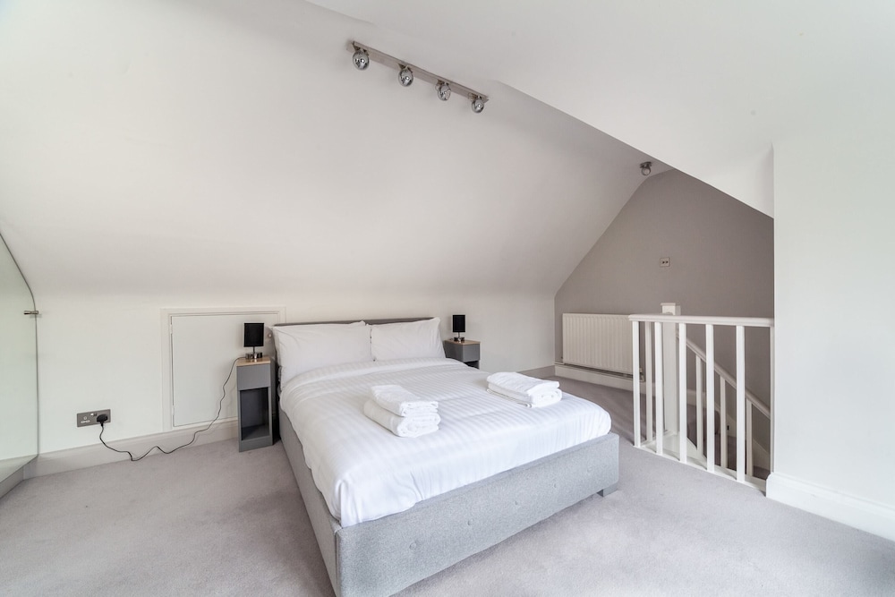 Spacious Battersea Gem With Balcony Bliss