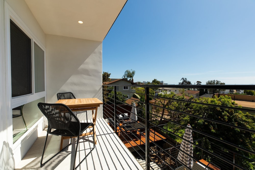 Avalon 2 Unit Buyout Avantstay Mins to Gaslampbeautiful Deck w/ BBQ view 3