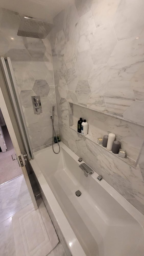 3 Bedroom, Sleeps 6, Free Parking