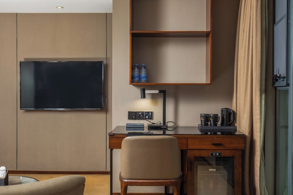 CNHOL RADIENT HOTEL