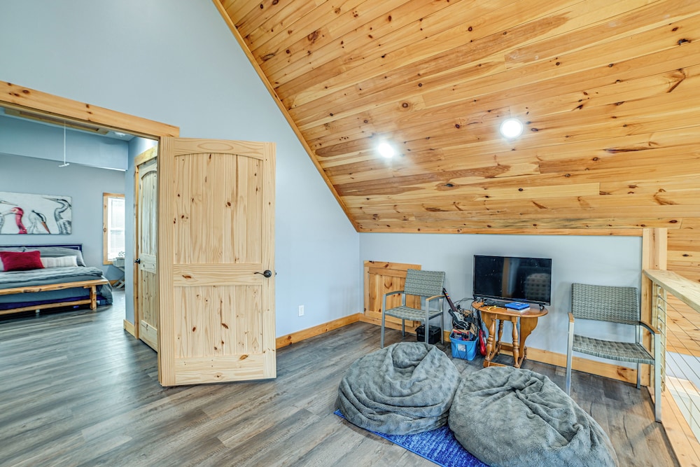 Game Room & Screened Porch: Kentucky Lake Retreat!