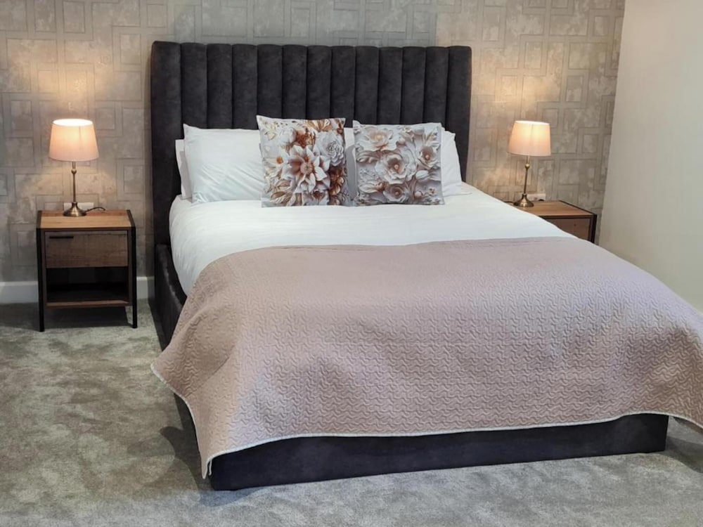 Room-modern Guest Room in West Midlands