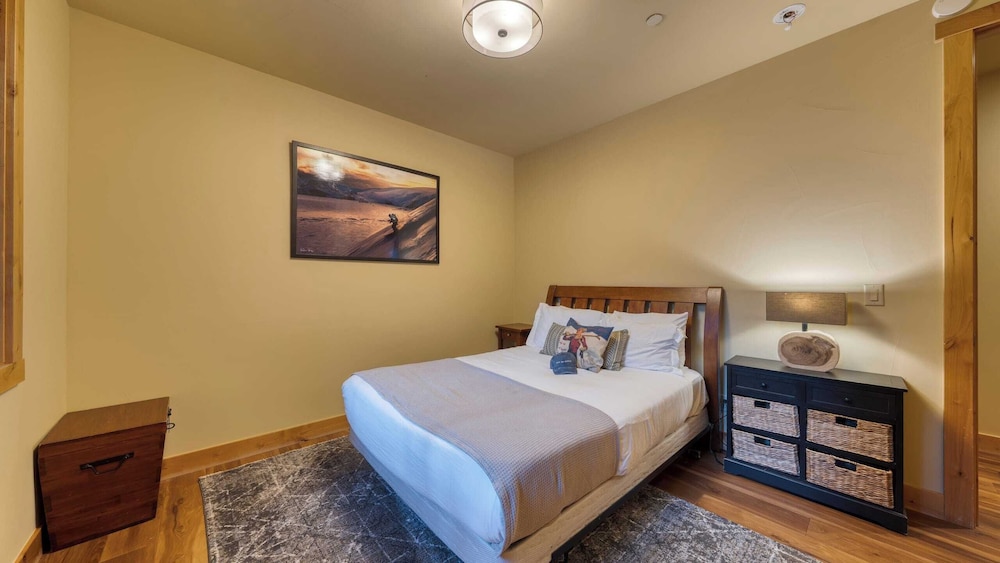 Cozy Tahoe Retreat w/ Hot Tub, Movie Room & Forest Views Tahoma Getaway by Avantstay