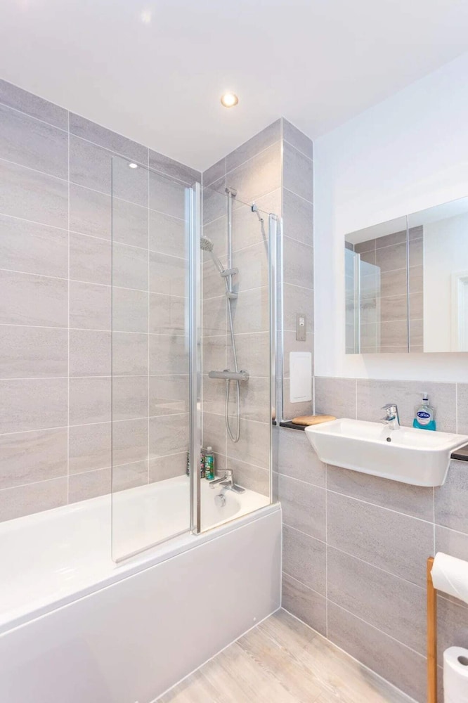 Bright 1 Bedroom Apartment in Hackney Wick With Balcony