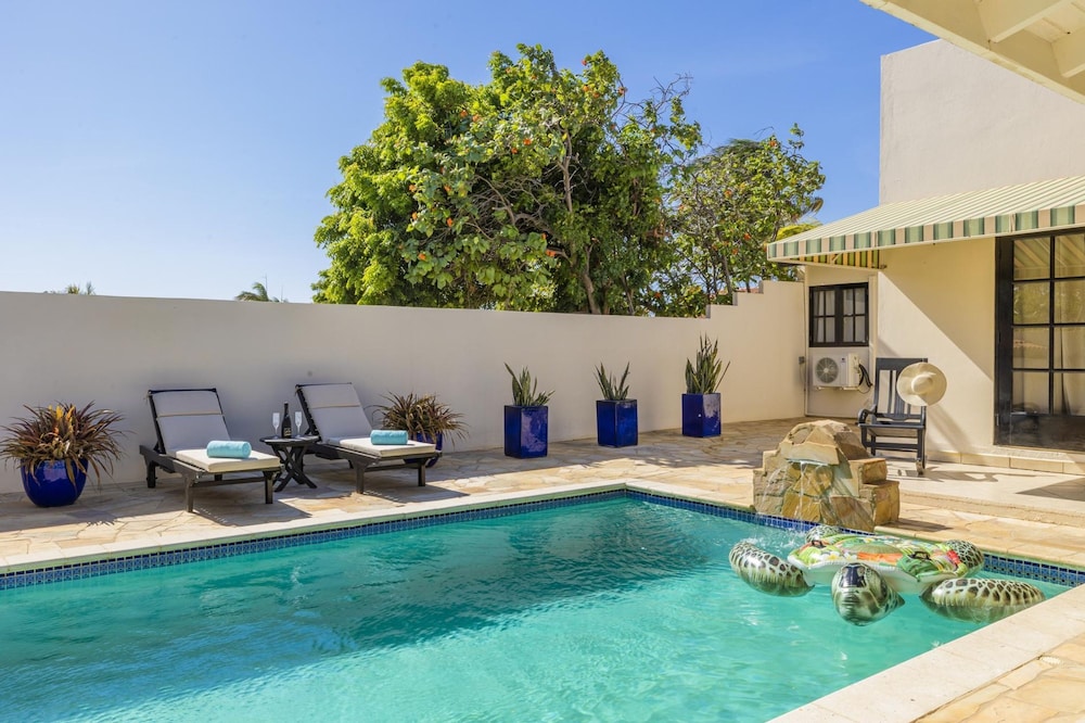 Luxurious Haven in the Heart of the Island Pool