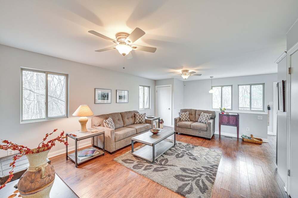 8 Mi to Lake Michigan: Creative Retreat w/ Deck!