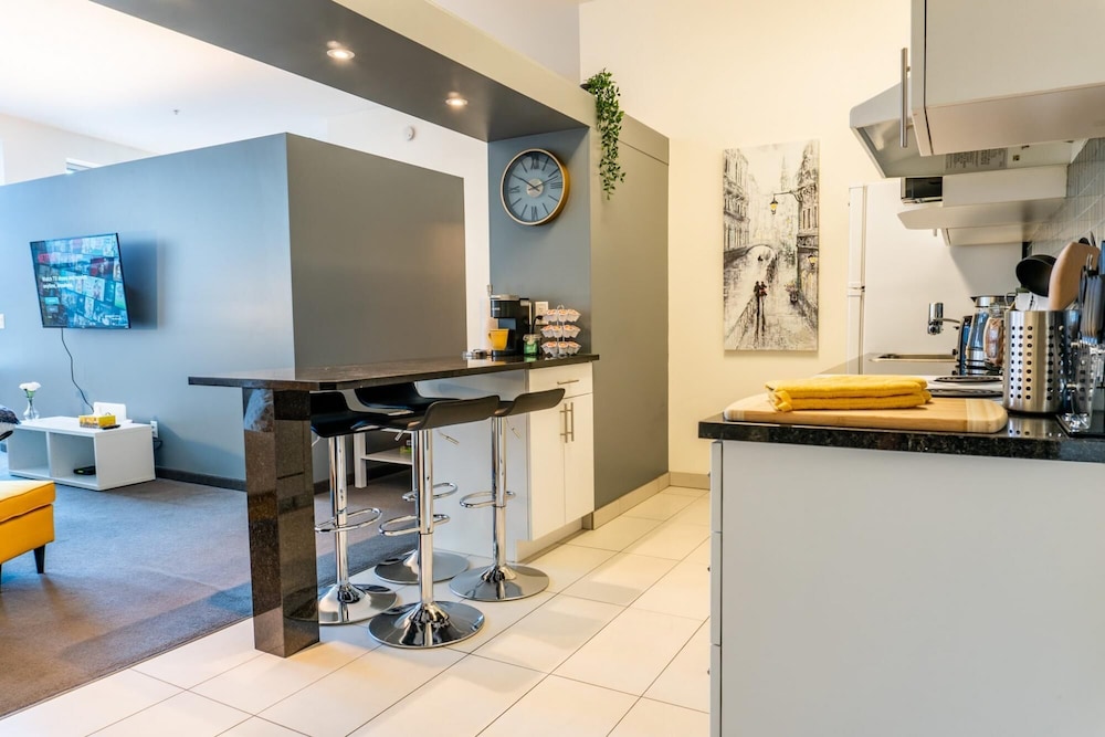 Comfy DT Loft w Parking Rooftop Patio BBQ Gym - Image 1