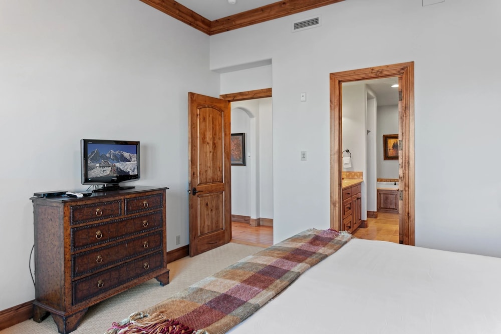 Grand Lodge - 3 Bedroom Deluxe #206 - Ski-in/out 3 Condo