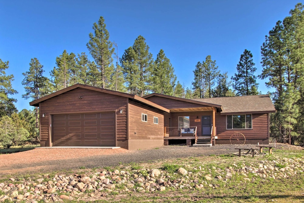 1 Mi to Rainbow Lake: Newly Built & Woodsy Retreat